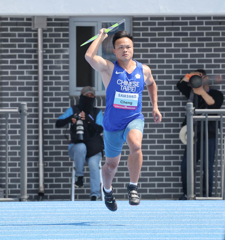 「黃金右臂」鄭兆村(前)30日在亞洲田徑錦標賽男子標槍資格賽登場,最終沒能闖進決賽。(中華民國田徑協會提供)中央社記者黎建忠傳真 114年5月30日