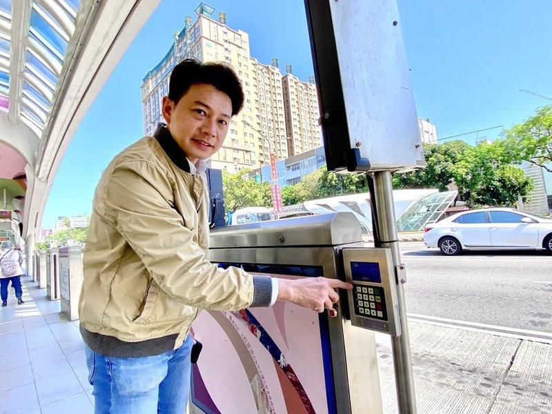 台灣大道上有10多條公車路線,台中市政府交通局長葉昭甫(圖)示範採用數字鍵盤按下公車號次,笑臉鈴鐺服務燈即亮。(交通局提供)中央社記者趙麗妍傳真 114年5月31日