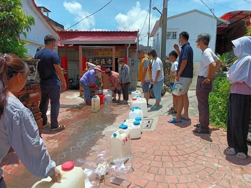高雄市梓官區赤崁村落仍有取午時水習慣,赤崁古井至今還有活水,井中自然湧泉,水質清澈,每到端午節排隊取水的水桶長達數10公尺。(高雄市農業局提供)中央社記者林巧璉傳真 114年5月31日