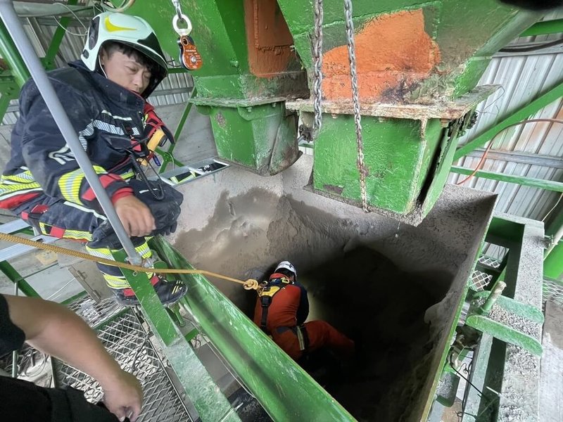 苗栗縣三灣鄉某混凝土預拌廠31日發生越南籍阮姓移工疑不慎掉落混凝土坑內事件,警消獲報到場救援,但阮男被拉起時已無呼吸心跳,送醫不治。(警消提供)中央社記者魯鋼駿傳真 114年5月31日