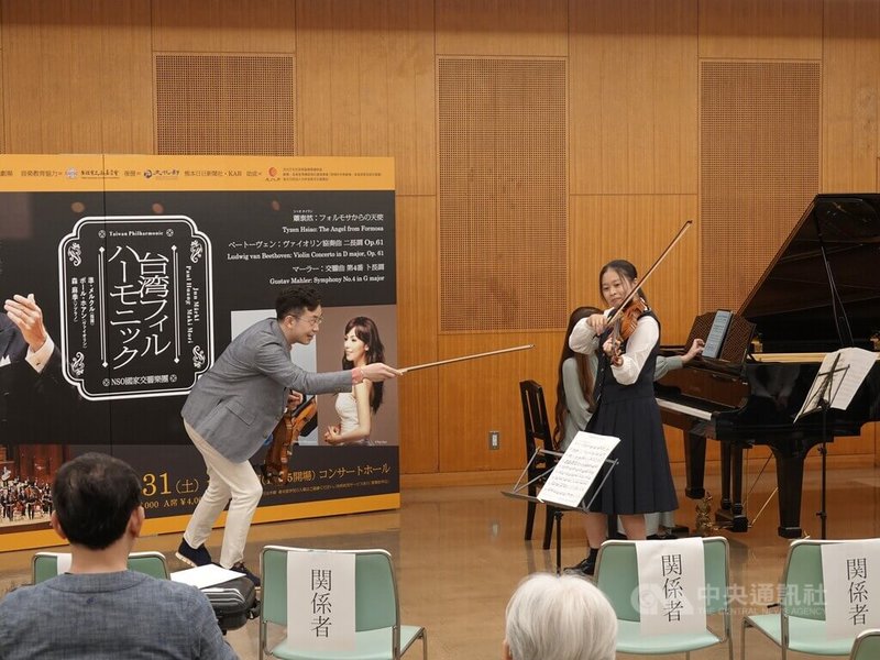 國家交響樂團(NSO)30日在日本熊本縣立劇場進行排練,並在台積電文教基金會的支持下,於30日晚間舉辦「黃俊文小提琴大師班」。4名受指導的日本學童表示,受益良多,過程很快樂。中央社記者楊明珠熊本攝 114年5月31日