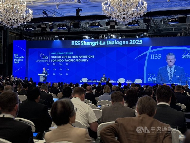 2025年香格里拉對話新加坡登場,美國國防部長赫格塞斯(Pete Hegseth)31日演說指出,美方不尋求與中國衝突,若中共企圖以武力併吞台灣,將對印太地區乃至全球帶來毀滅性後果。中央社記者吳昇鴻新加坡攝 114年5月31日