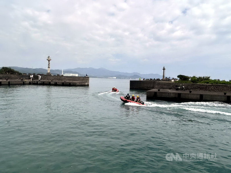 3名外籍學生30日在新北市貢寮區海岸邊遭海浪捲走,2人遭救起,其中1名美國大學生失聯,消防局31日持續出動船艇人員搜救,配合空拍機、空勤直升機、岸巡,展開陸海空搜尋。(翻攝畫面)中央社記者黃旭昇新北傳真 114年5月31日
