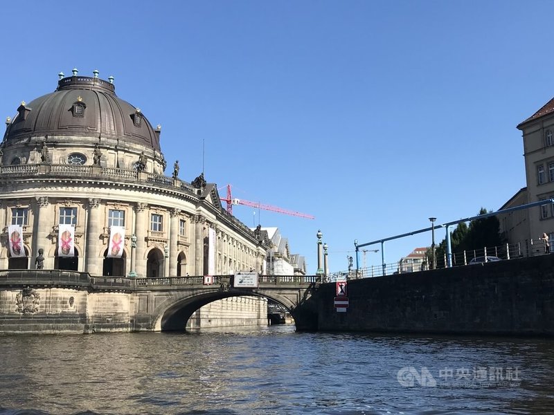 柏林坐落於冰河時期遺留的土地上,市中心博物館島更被史普里河(Spree River)環繞,極為鬆軟的土質卻要乘載不少重要古蹟建築與歷史文物。中央社記者林尚縈柏林攝 114年5月31日