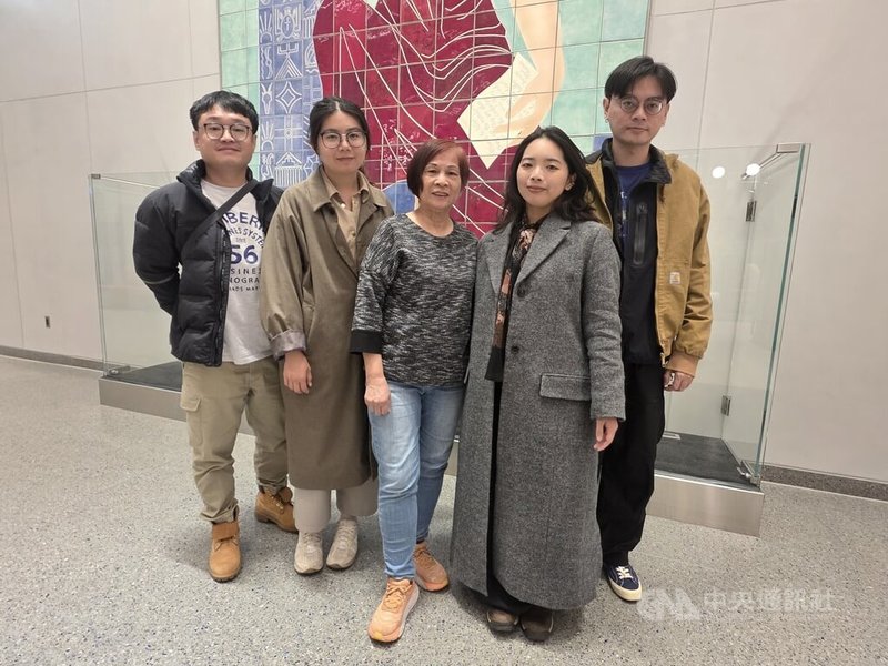 Sora在溫哥華的同學好友以及大溫哥華台灣同鄉會等台灣社群提供很多幫助,共同集氣加油,遭汽車衝撞昏迷一個月的Sora終於甦醒。左起為江奕儒、劉宇庭、吳清桂、嚴啟仁、林峻葳。中央社記者程愛芬溫哥華攝 114年5月31日