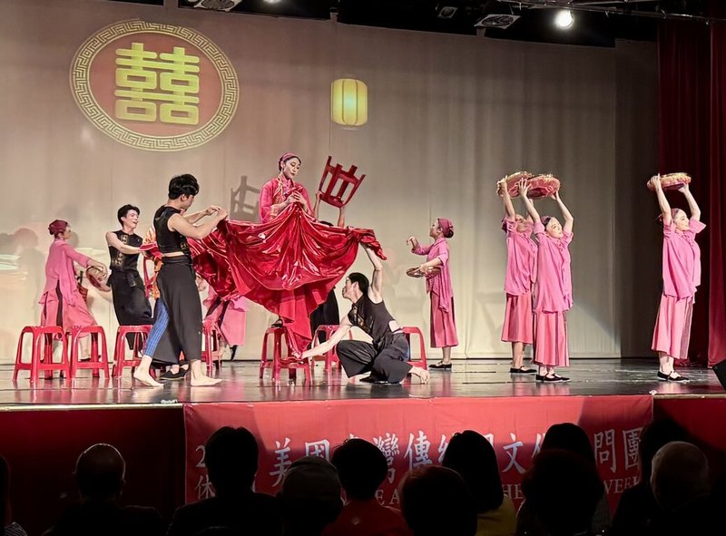 美國台灣傳統週美加東團29日於德州休士頓演出,由國立台灣體育運動大學組成的訪團帶來舞蹈表演,內容包括充滿客家辦桌婚宴氛圍的主題。(休士頓僑教中心提供)中央社記者侯姿瑩華盛頓傳真 114年5月31日