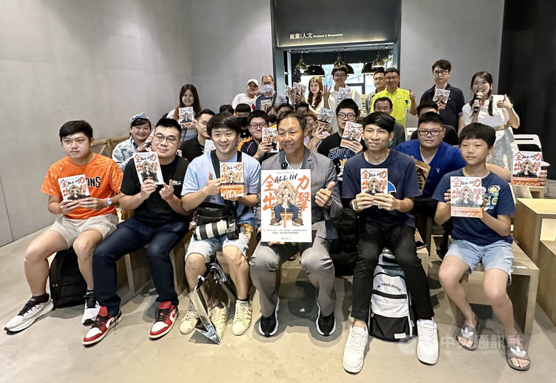 統一7-ELEVEn獅隊野手林益全(前排右3)出版新書「All in全力出擊:林益全的球心之道」,31日在台中站前秀泰廣場舉辦簽書會,會後與支持者合影留念。中央社記者趙麗妍攝 114年5月31日
