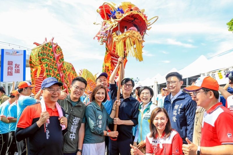 高雄林園傳統龍舟錦標賽31日在中芸漁港舉行,市長陳其邁(前左4)、民進黨立委邱議瑩(前左3)等出席開幕式。(高雄市政府提供)中央社記者洪學廣傳真 114年5月31日