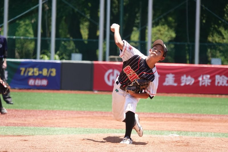 華南少棒賽31日季軍戰新北市與新竹縣交手,新北市隊以5比4勝新竹縣獲季軍,新北市隊後援投手古宥承(圖)後援4.1局穩守奪下勝投,他學偶像日籍好手山本由伸動作增加自己的球速。中央社記者謝靜雯攝 114年5月31日