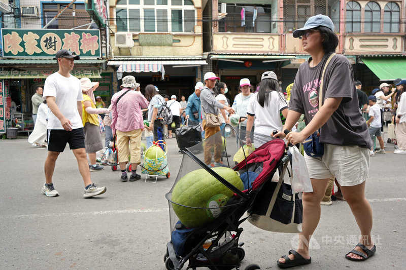 佳冬鄉農會為推廣在地西瓜產業與提升產業行銷,自2018年開始端午立瓜不立蛋,民眾參加完立瓜活動,又玩又拿的可將西瓜抱回家。中央社記者黃郁菁攝 114年5月31日