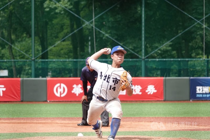 114年華南金控盃全國少棒錦標賽由台北市隊奪冠,陣中李權恩(圖)冠軍戰貢獻2安2打點,6局滿壘登板抓下最後出局數,好表現獲選MVP,也拿下打擊獎、打點獎。中央社記者謝靜雯攝 114年5月31日