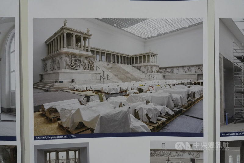 柏林博物館島展覽展出佩加蒙祭壇大廳修復中的樣貌,祭壇主體仍保存於原位,需修復的石雕與組件則被編碼、標記,並以防塵布覆蓋保護。(翻攝自展覽)中央社記者林尚縈柏林傳真 114年5月31日