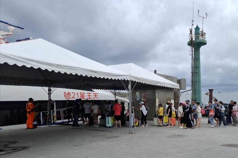 海象不佳,交通部航港局31日表示,台東至綠島航線6月2日將停航,呼籲綠島旅客提早在6月1日返台,而6月1日台東至綠島航線原26航次正常開航,另加開6航次。圖為民眾排隊等待搭乘客輪「天王星21號」。(航港局提供)中央社記者黃巧雯傳真 114年5月31日
