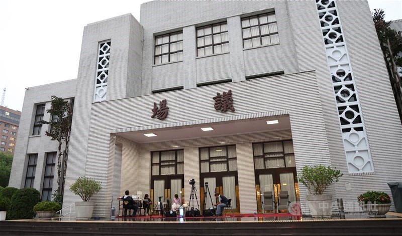 圖為立法院議場大門。(中央社檔案照片)
