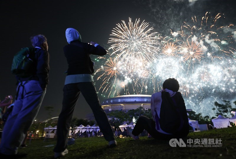 圖為2025雙北世界壯年運動會閉幕典禮30日晚間在新北市美術館戶外廣場盛大舉行,除多段精彩表演,典禮尾聲安排精彩煙火秀。(中央社檔案照片)