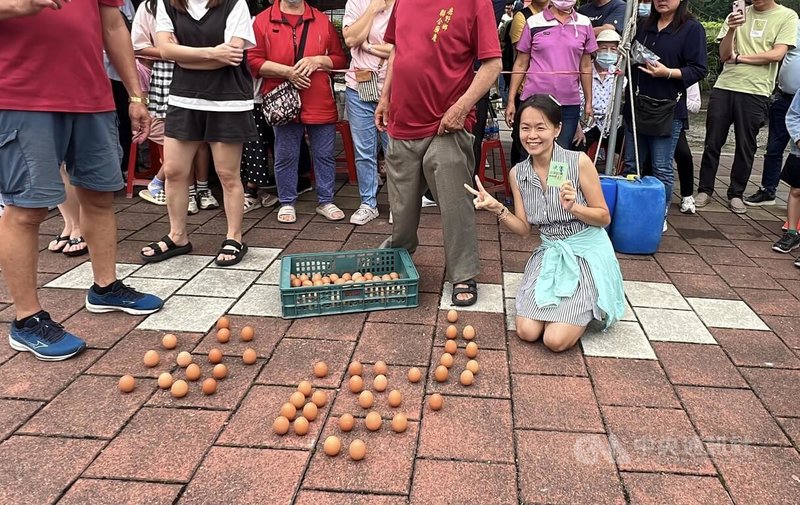 台東縣鹿野鄉永安聖安宮31日舉辦立蛋比賽,國小老師劉秀玉(前右)首輪立31顆進入決賽。中央社記者盧太城台東攝 114年5月31日