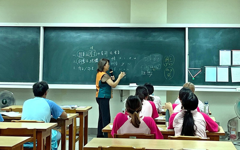 教育部31日發布新聞稿介紹屏北高中和清華大學合作「小清華」原住民實驗教育班,透過多元課程活動,傳承原住民族語言和智慧,最近3年中級以上族語認證通過率超過9成,呈現出推動本土語文教育的優異成果。(教育部提供)中央社記者陳至中台北傳真 114年5月31日