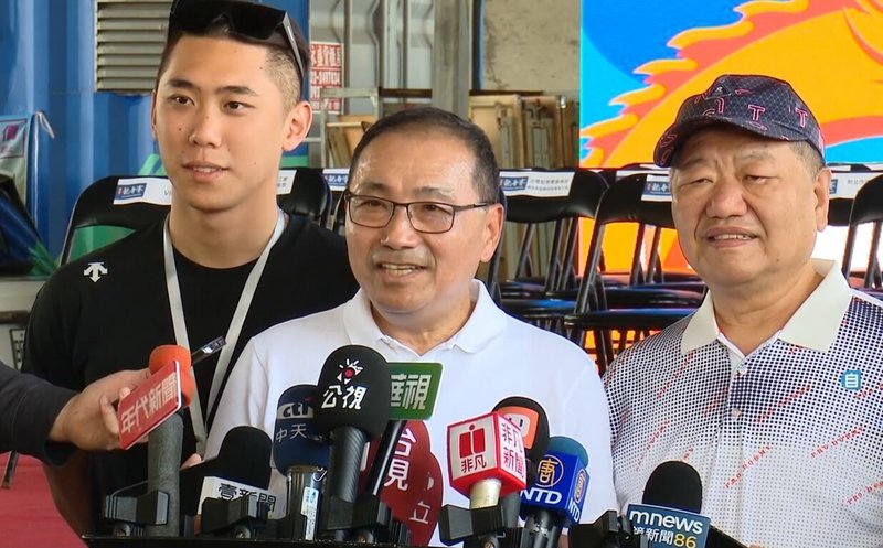 新北市長侯友宜(中)31日參加新北市議長盃龍舟錦標賽開幕後受訪,針對行政院統刪地方一般性補助款,他認為很沒道理,因為刪的是救命錢。(新北市新聞局提供)中央社記者黃旭昇新北市傳真 114年5月31日