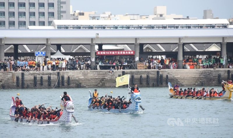 喜慶端午,114年澎湖端午佳節龍舟競賽31日在馬公第3漁港區熱鬧登場,29支隊伍水上競技,力拚佳績。中央社 114年5月31日