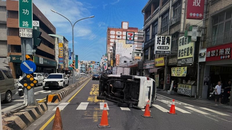台南市洪姓男子31日駕駛自小貨車行經北區成功路、忠義路口時撞上分隔島,自小貨車翻覆在斑馬線上。(台南市警局提供)中央社記者張榮祥台南傳真 114年5月31日