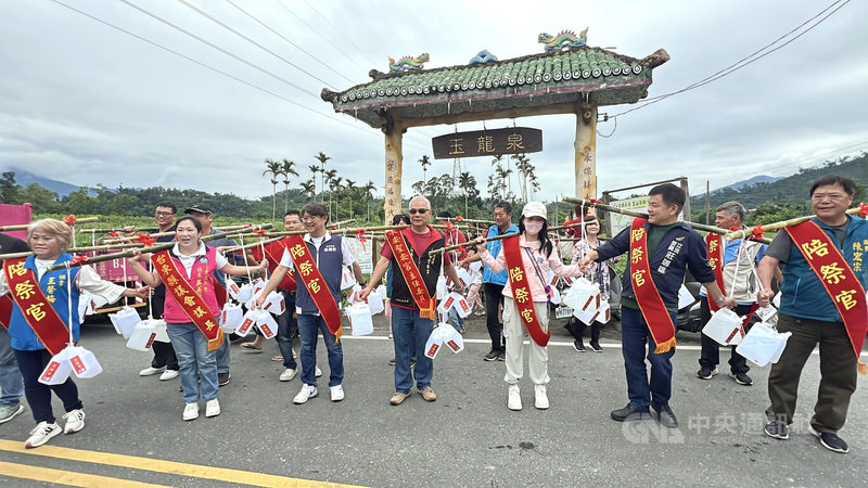 端午節台東縣鹿野鄉永安村聖安宮舉辦全鄉取午時水,立委莊瑞雄(右2)、陳瑩(右3)、黃建賓(右5)和台東議長吳秀華(右6)參加活動,眾人一同爬山自玉龍泉取午時水。中央社記者盧太城台東攝 114年5月31日