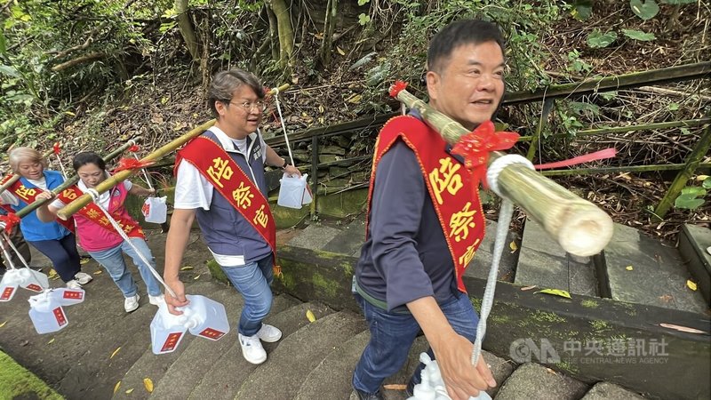 31日端午節台東縣鹿野鄉永安村聖安宮舉辦全鄉取午時水,立委莊瑞雄(右1)和黃建賓(右2)、台東縣議會議長吳秀華(右3)等人獲邀參加,眾人一同爬山肩挑午時水。中央社記者盧太城台東攝 114年5月31日