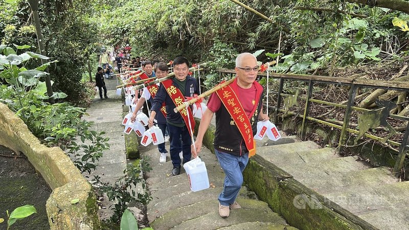 31日端午節台東縣鹿野鄉永安村聖安宮舉辦全鄉取午時水,民進黨立委莊瑞雄(右2)和國民黨立委黃建賓(右3)等人獲邀參加,眾人一同爬山挑午時水。中央社記者盧太城台東攝 114年5月31日