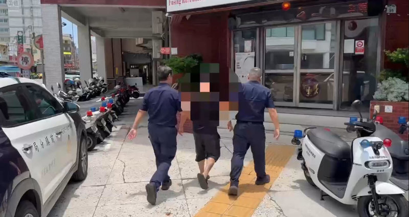 台北一名女歌迷為了歌手陳奕迅南下高雄聽演唱會,31日凌晨在前鎮區飯店門口遇到陌生男子假借問路公然猥褻,警方獲報逮捕趙姓男子(中)送辦。(高雄市前鎮警分局提供)中央社記者洪學廣傳真 114年5月31日