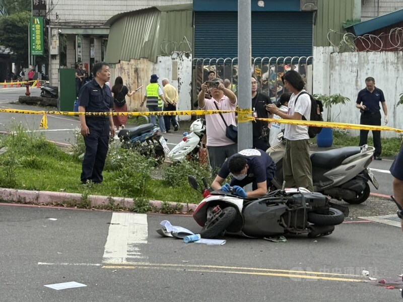 新北市三峽區北大國民小學外19日一輛自小客車衝撞多名路人，涉肇事的駕駛31日傷重不治。圖為檢警在案發現場蒐證。（中央社檔案照片）