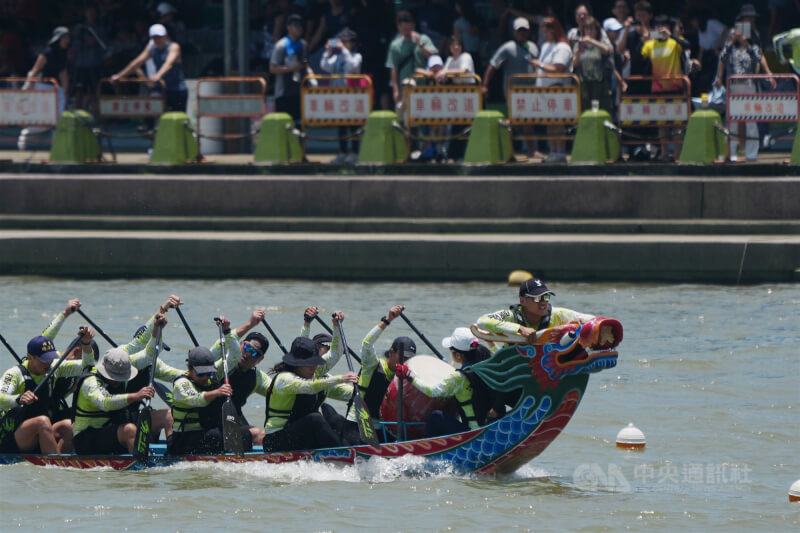 圖為台北國際龍舟錦標賽30日在大佳河濱公園登場,參賽隊伍在河道上賣力划行。中央社記者徐肇昌攝 114年5月30日