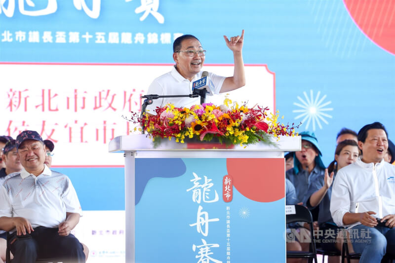 新北市議長盃第15屆龍舟錦標賽31日在微風運河登場,市長侯友宜(中)出席開幕式致詞。中央社記者王騰毅攝 114年5月31日