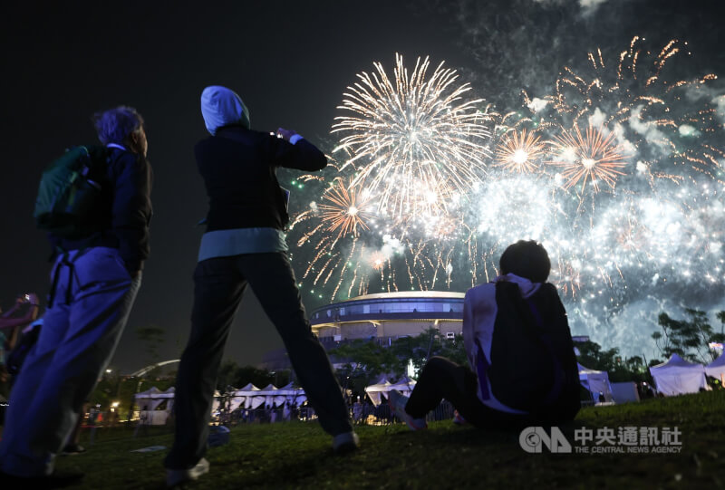 雙北世界壯年運動會閉幕典禮30日晚間在新北市美術館戶外廣場舉行,典禮尾聲並安排精彩煙火秀,吸引民眾搶拍共賞。中央社記者趙世勳攝 114年5月30日