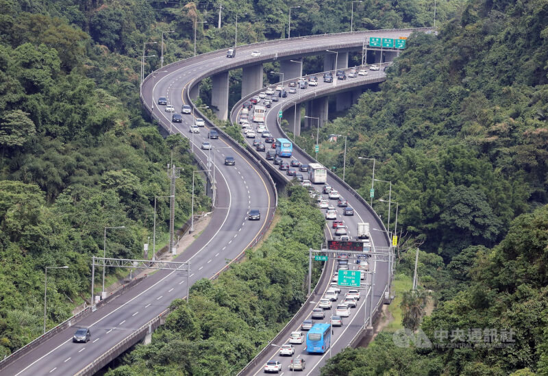 圖為30日國5北向路段車流。中央社記者郭日曉攝　114年5月30日