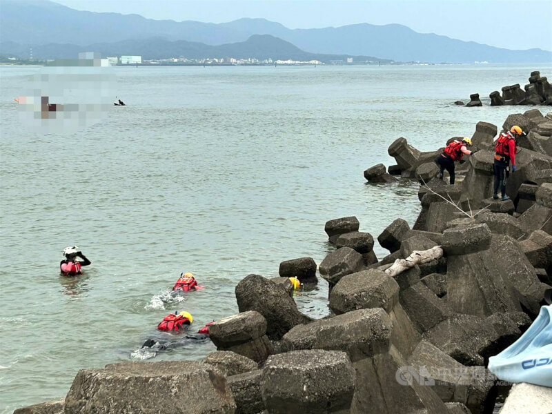 3名外籍學生30日在新北市貢寮區海岸邊遭海浪捲走,圖為救援人員在消波塊附近搜救。(翻攝畫面)中央社記者黃旭昇新北傳真 114年5月31日