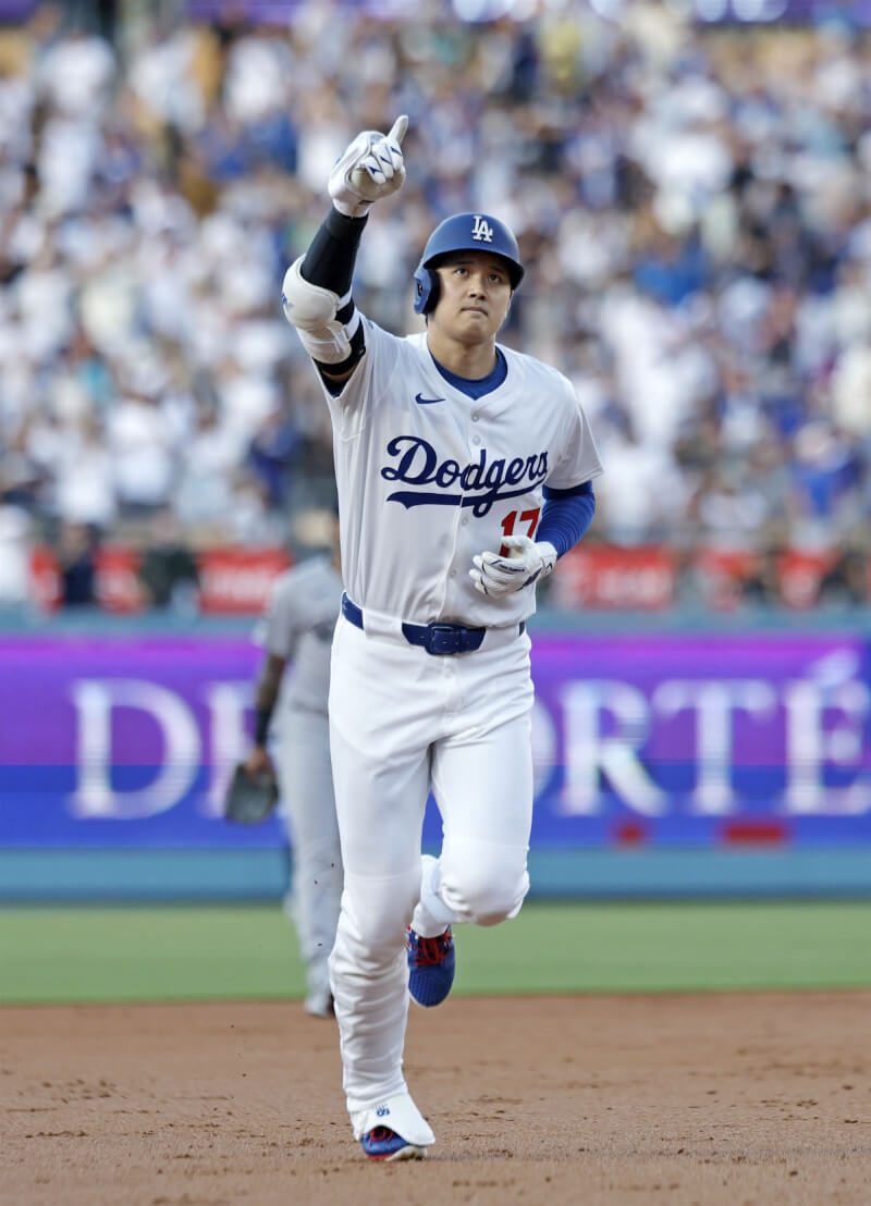 道奇的大谷翔平1局下半也回敬1支中外野方向全壘打。(共同社)