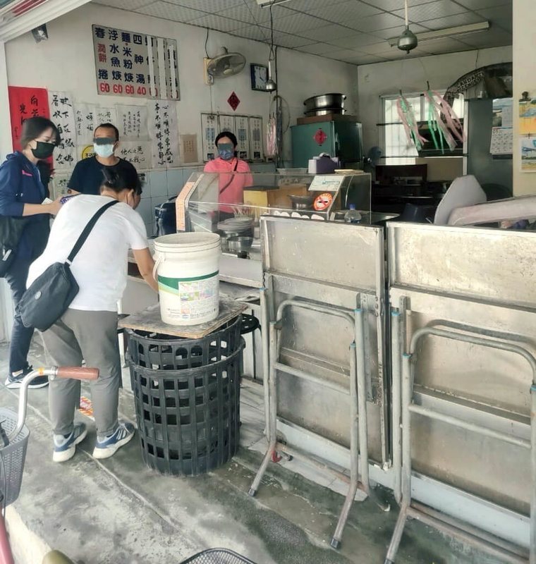 高雄市橋頭區某潤餅老店疑似發生食物中毒,衛生局26、27日接獲3家醫院通報共6人出現腹瀉、嘔吐、腹痛等症狀,其中4人仍住院中,生命徵象皆穩定,店家31日於臉書貼文宣布永久停業。圖為日前衛生局人員至店內稽查情形。(高雄市衛生局提供)中央社記者林巧璉傳真 114年5月31日