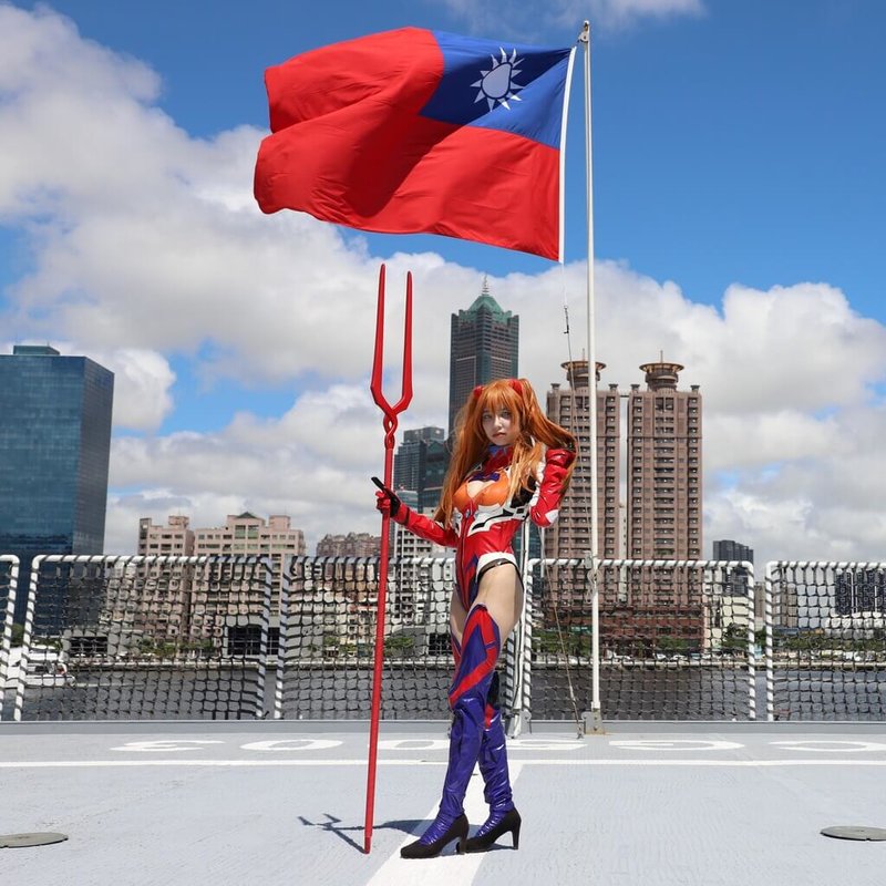 為推廣「國家海洋日」，海洋委員會海巡署艦隊分署1日邀請Cosplayer（角色扮演者）及攝影愛好者等，到駁二登上雲林艦拍攝，希望透過參與者分享拍攝作品，將海洋日推廣至多元年輕世代。（海洋委員會海巡署艦隊分署提供）中央社記者張已亷傳真  114年6月1日
