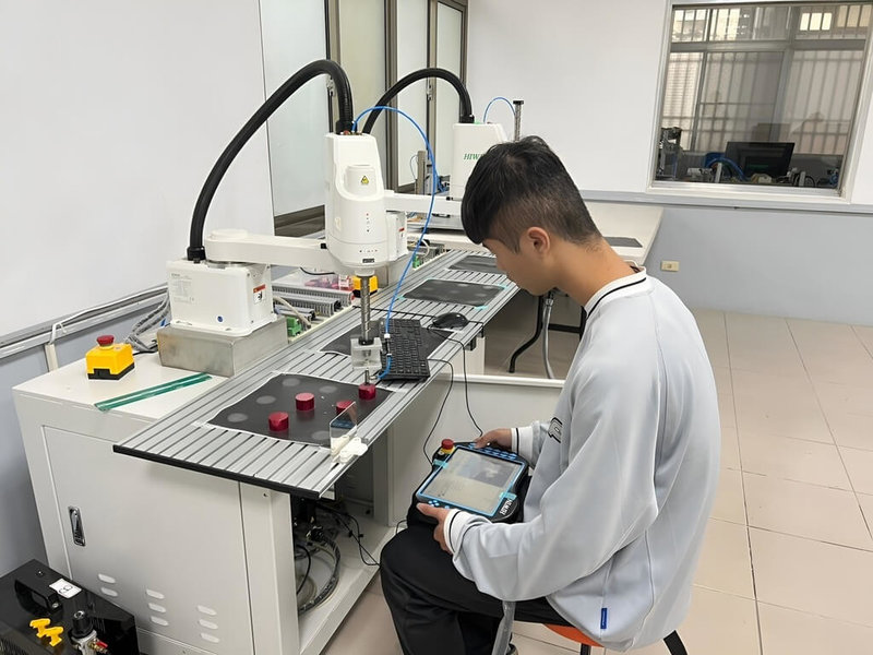 嘉義民雄農工透過教育部補助,更新「教學型四軸機械手臂」,可讓學生實際操作,深入理解機械原理。(教育部提供)中央社記者許秩維傳真 114年6月1日