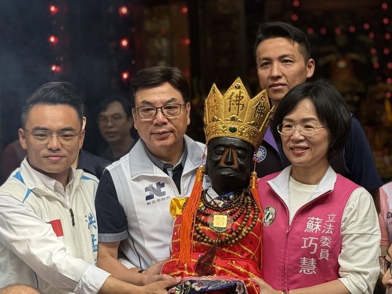新北市副市長劉和然(前左2)、民進黨立委蘇巧慧(前右1)、國民黨立委洪孟楷(前左1)1日到淡水清水巖,出席「淡水大拜拜」清水祖師遶境活動。(新北市政府民政局提供)中央社記者王鴻國傳真 114年6月1日