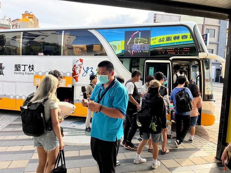 端午連假收假日,交通部公路局高雄區監理所1日表示,已備妥疏運量能,高雄往返墾丁、大鵬灣等地的公路客運路線均已啟動增班疏運。(高雄區監理所提供)中央社記者蔡孟妤傳真 114年6月1日