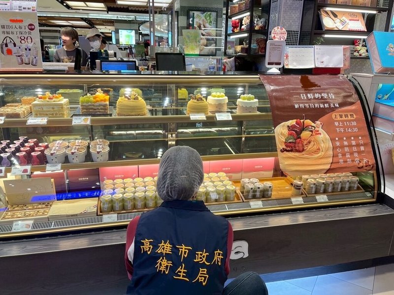 高雄一家設在百貨公司的老字號蛋糕店,遭消費者投訴蛋糕裡有蟑螂,衛生局1日獲報後,派員前往門市查察。(高雄市衛生局提供)中央社記者蔡孟妤傳真 114年6月1日