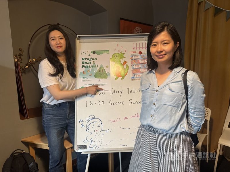 「捷克台灣協會」與「UAAT-ICU海外華語中心」5月31日在布拉格辦端午活動。捷克台灣協會會長徐夢婷(右)表示,這是推廣華語和台灣文化的好機會。華語教師簡佳紅(左)則表示,捷克學生能來這練習中文,也能真正感受到台灣文化的魅力。中央社記者劉郁葶布拉格攝 114年6月1日