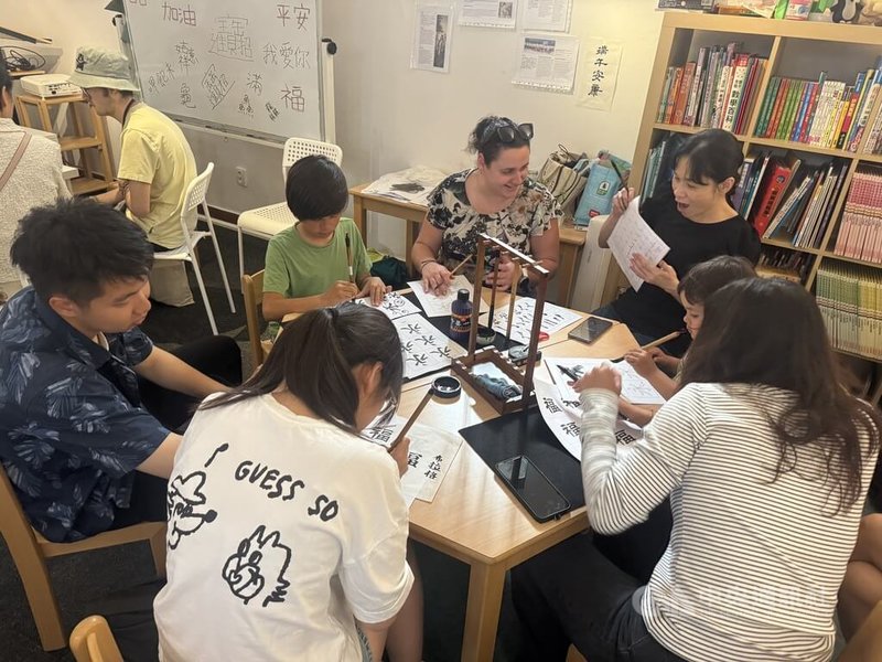 端午佳節到來,「捷克台灣協會」與「UAAT-ICU海外華語中心」5月31日在布拉格辦端午活動,讓民眾體驗寫書法,感受文字之美。中央社記者劉郁葶布拉格攝 114年6月1日