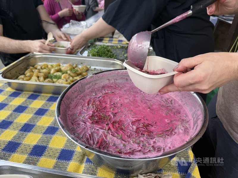 粉紅湯(Šaltibarščiai)是立陶宛傳統冷湯料理,以發酵牛奶和醃甜菜根為主要原料,搭配黃瓜、蒔蘿與水煮蛋調製而成,因鮮明的粉紅色湯底而得名。中央社記者游堯茹維爾紐斯攝 114年6月1日