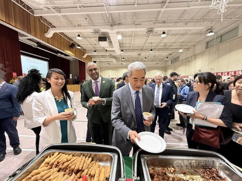多倫多台灣之夜嘉賓品嚐台灣小吃。左1為多倫多台裔市議員陳伶俐,中間持盤者為新當選的共和黨國會議員馬榮錚。中央社記者胡玉立多倫多攝 114年6月1日