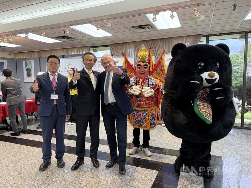 安大略省牛津郡省議員何德孟(Ernie Hardeman,左3)與駐多倫多辦事處長梁毅鵬(左2) 及台北僑教中心主任藍柏青(左1)合影。中央社記者胡玉立多倫多攝 114年6月1日