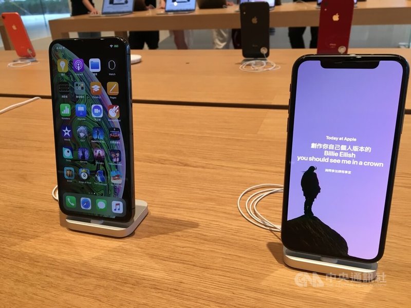 美國總統川普欲透過關稅施壓蘋果(Apple)iPhone回美製造,不僅加速iPhone產能移出中國,也牽動鴻海全球布局。中央社記者鍾榮峰攝 114年6月1日