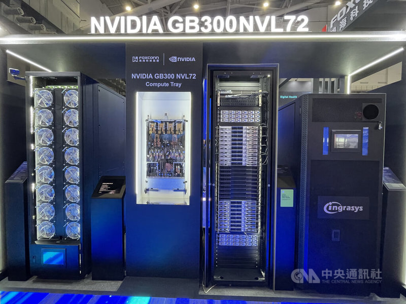 輝達在5月下旬COMPUTEX期間宣布GB300晶片平台方案,加速人工智慧(AI)工廠布局,圖為鴻海現場展示GB300 NVL72解決方案。中央社記者鍾榮峰攝 114年6月1日