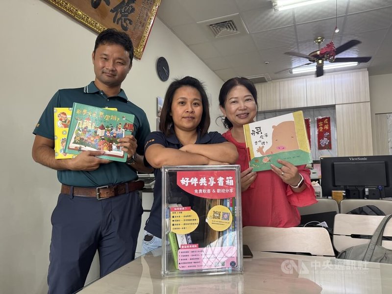 王信傑（左）、廖婉婷（中）夫妻有感於在雲林縣崙背鄉取得書籍不便利，成立「詔安好伴屋」獨立書屋，今年初與店家配合推共享書箱，提升孩童閱讀力。中央社記者姜宜菁攝  114年6月1日