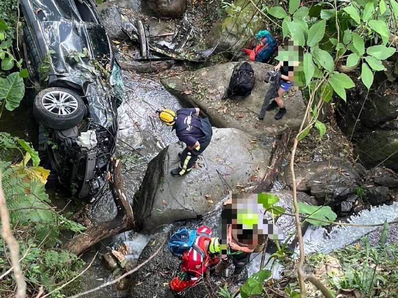 台中市消防局1日上午獲報，東勢區大雪山200林道旁15公尺深山谷有1輛自小客車墜落翻覆，警消到場將2名女子救出送醫、皆意識清楚。（翻攝照片）中央社記者蘇木春傳真  114年6月1日